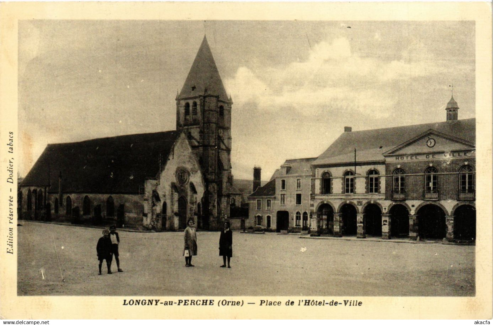CPA LONGNY-au-PERCHE - Place de l'Hotel-de-VILLE (356142)
