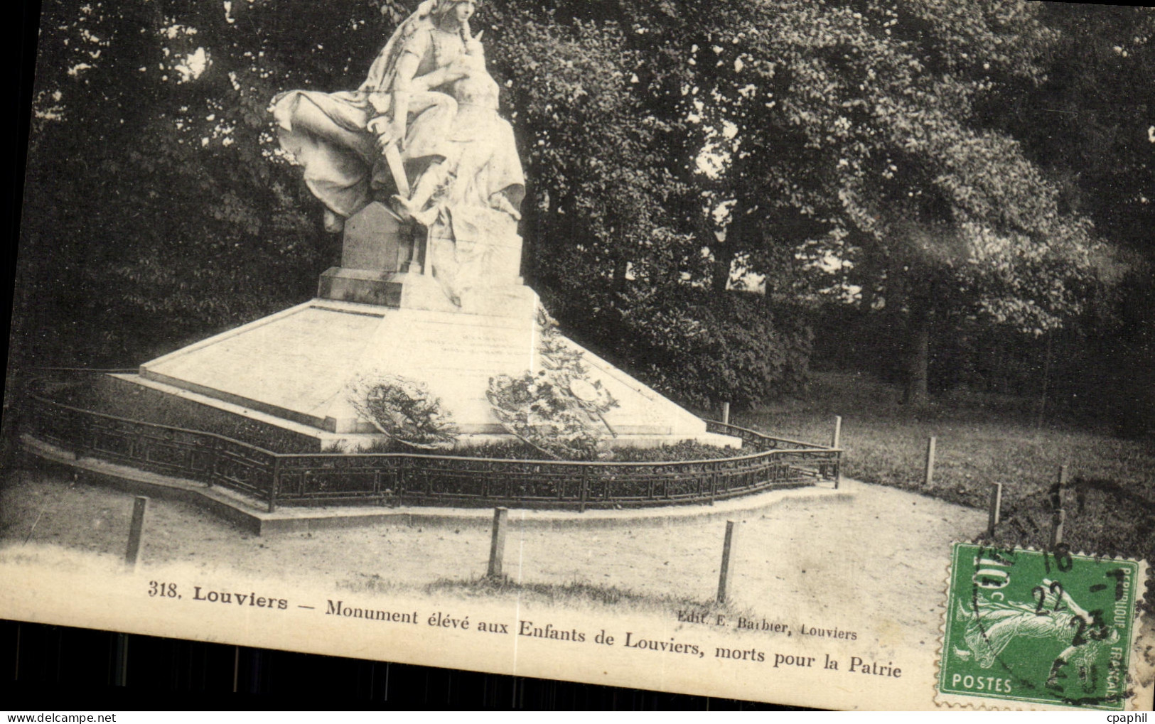 CPA Louviers Monument eleve aux enfants de Louviers morts pour la Patrie Militaria