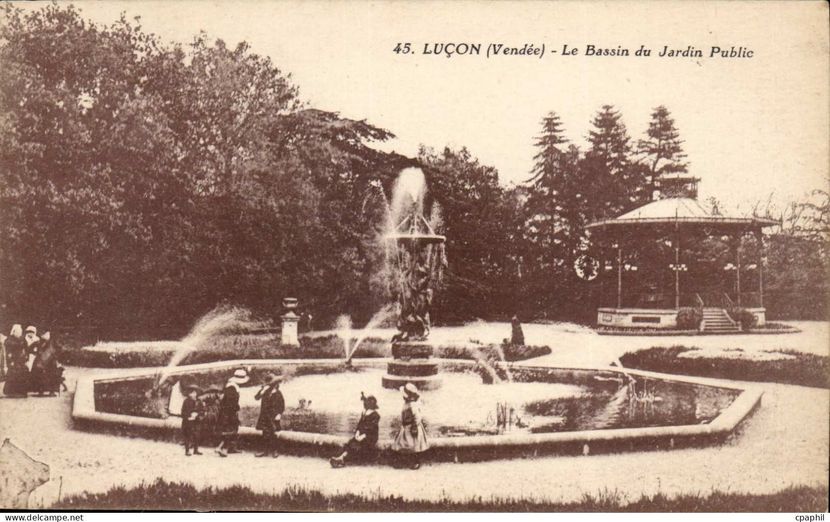 CPA Lucon Le bassin du jardin public