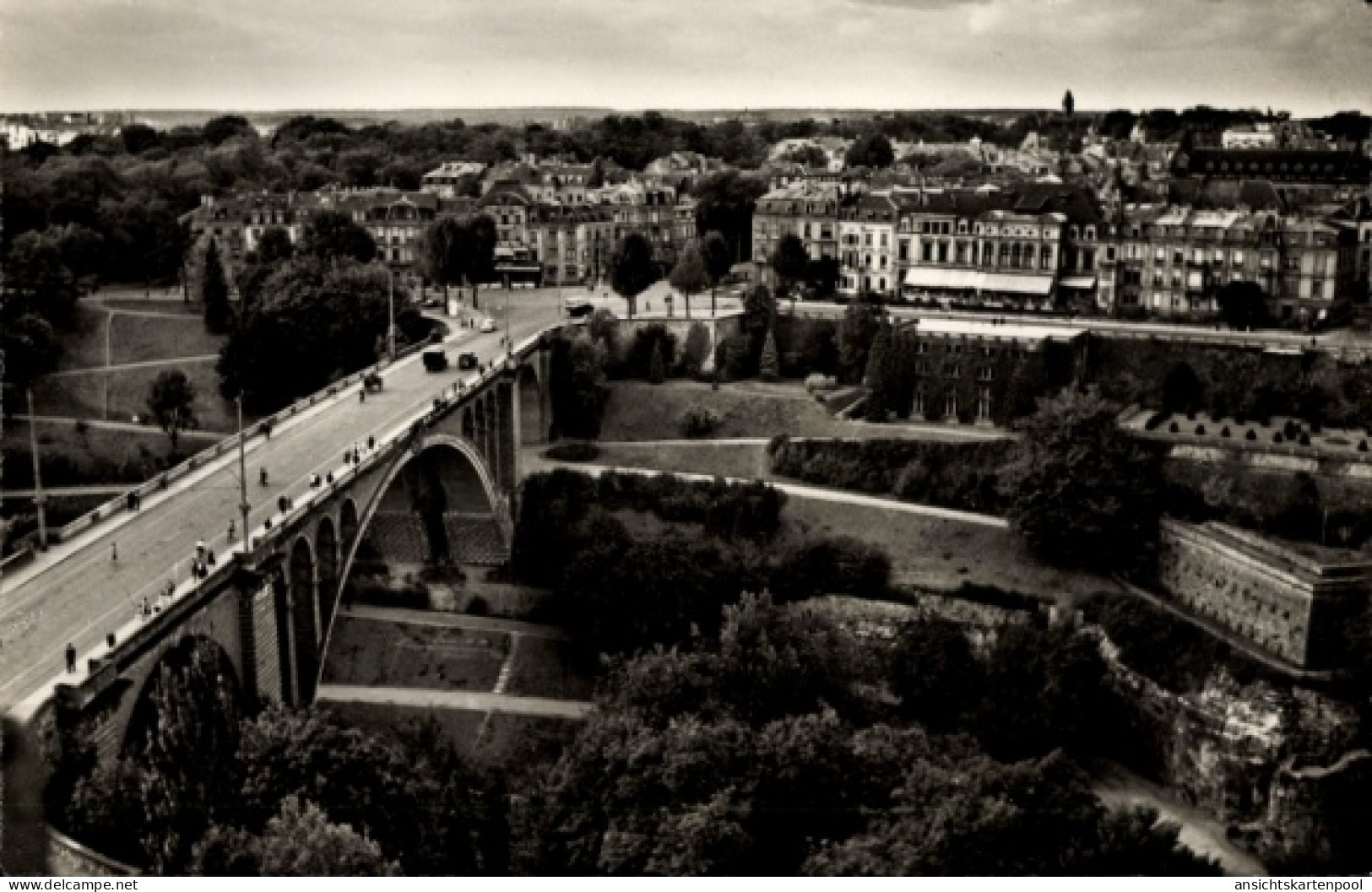CPA Luxemburg Stadt, Blick auf Stadt und alte Brücke, wolkiger Himmel, Architektur