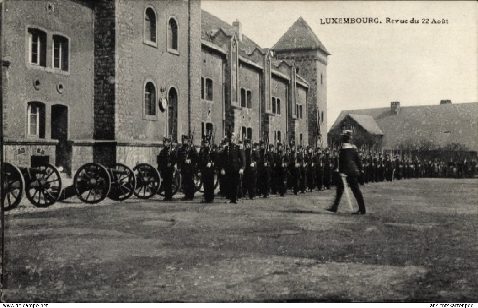 CPA Luxemburg Stadt, Revue vom 22. August, Soldatenkompanie, Geschütze, Kaserne