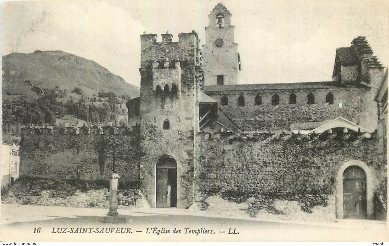 CPA Luz Saint Sauveur l'eglise des Templiers