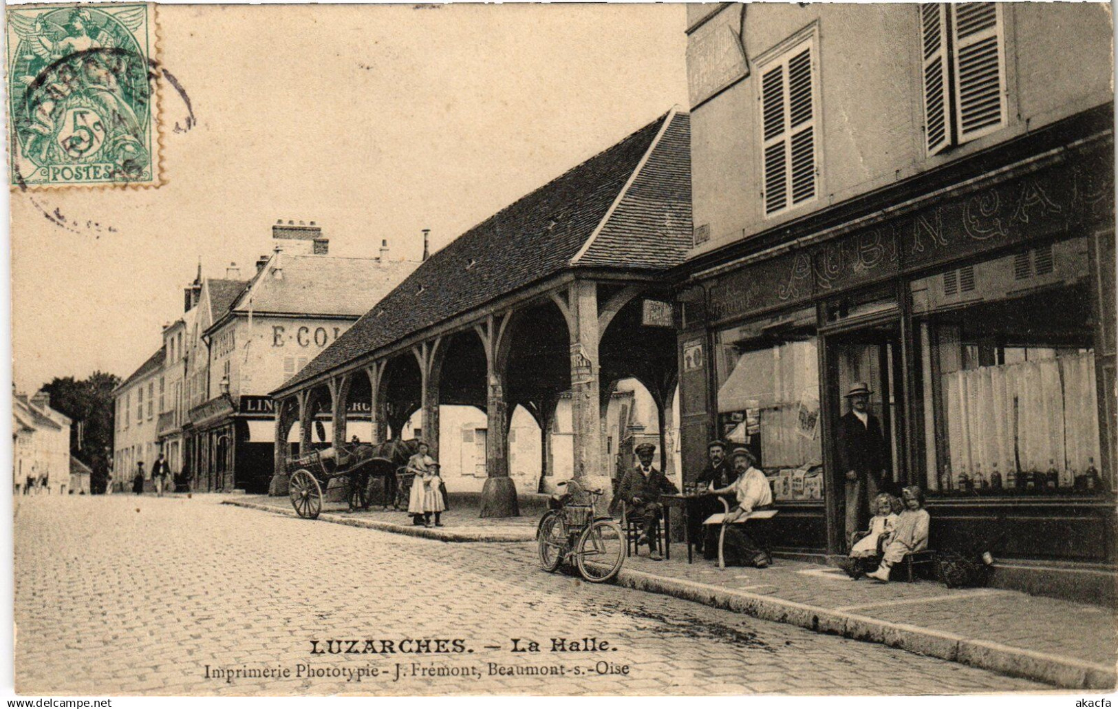 CPA Luzarches La Halle (1276877)