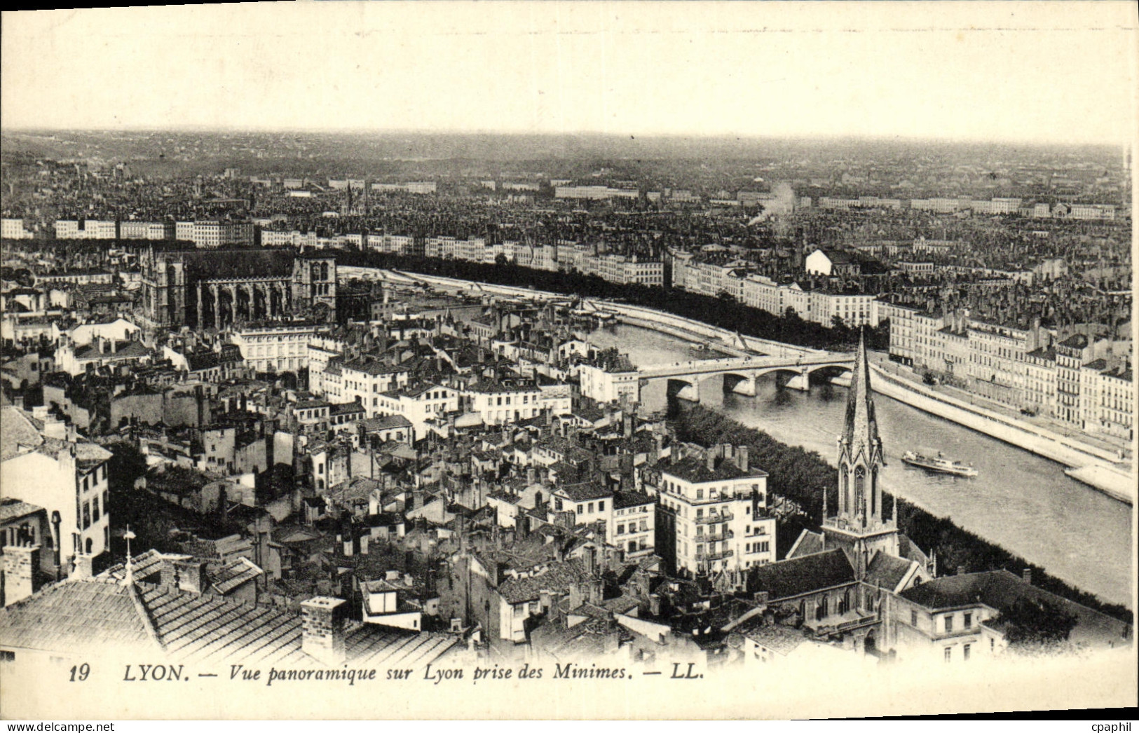 CPA Lyon Vue panoramique sur Lyon prise des Minimes