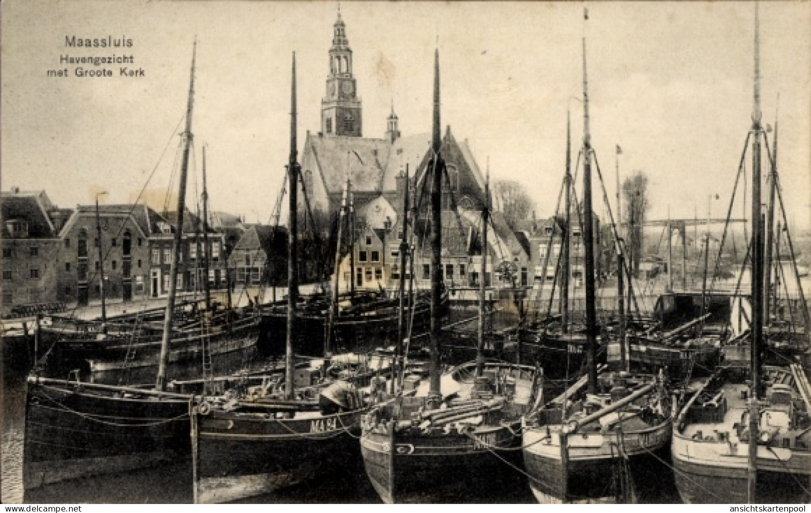 CPA Maassluis Südholland, Hafenansicht, große Kirche, viele Schiffe
