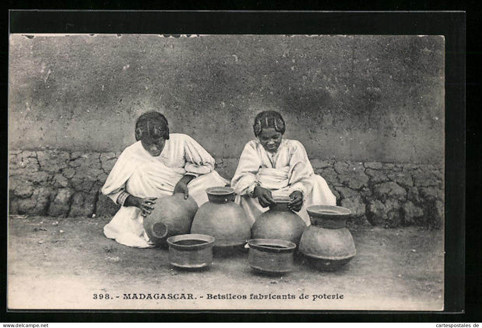 CPA Madagaskar, Töpferinnen formen Krüge am Strassenrand