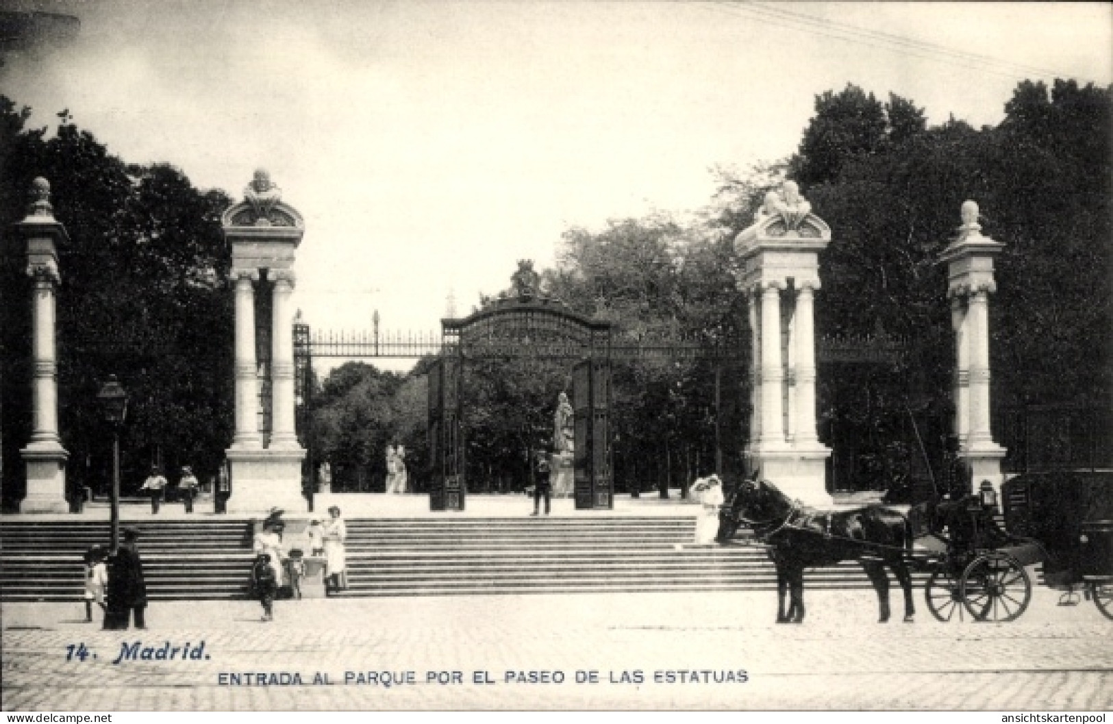 CPA Madrid Spanien, Eingang zum Park entlang des Paseo de las Estatuas