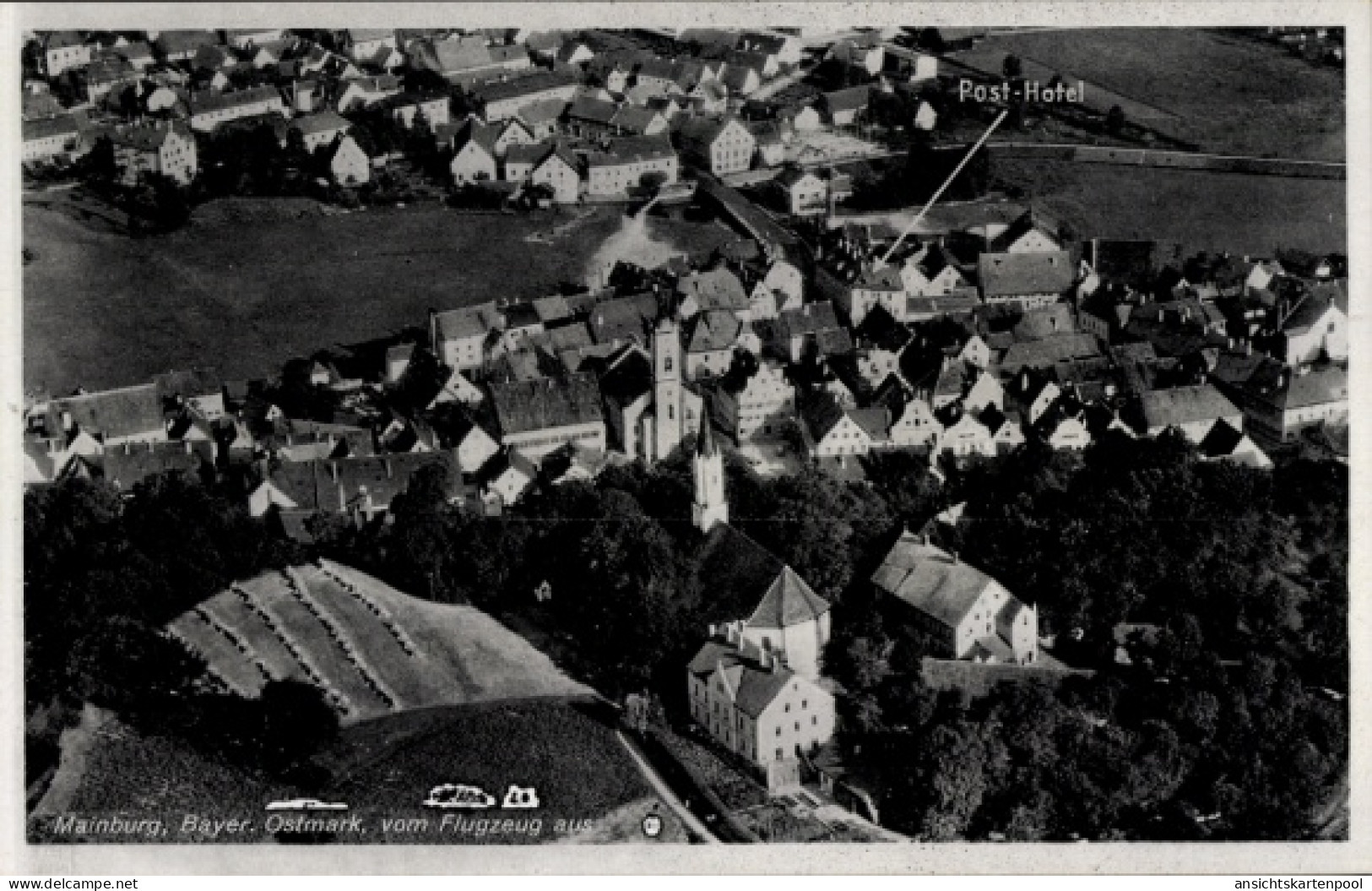 CPA Mainburg im Hallertau Niederbayern, Luftaufnahme von Post-Hotel, Häuser, Felder