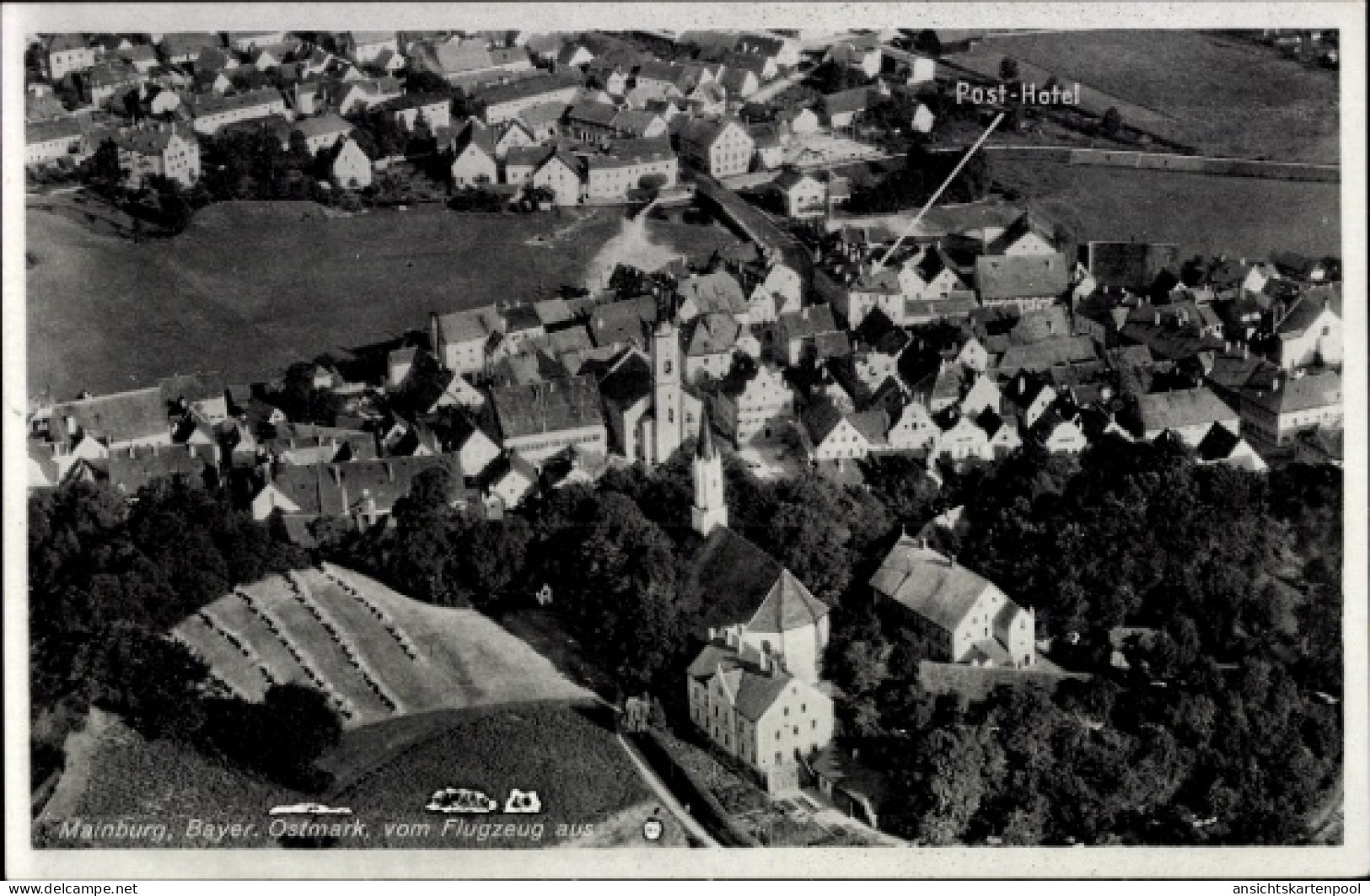 CPA Mainburg im Hallertau Niederbayern, Luftaufnahme von Post-Hotel, Wohnhäuser, Felder