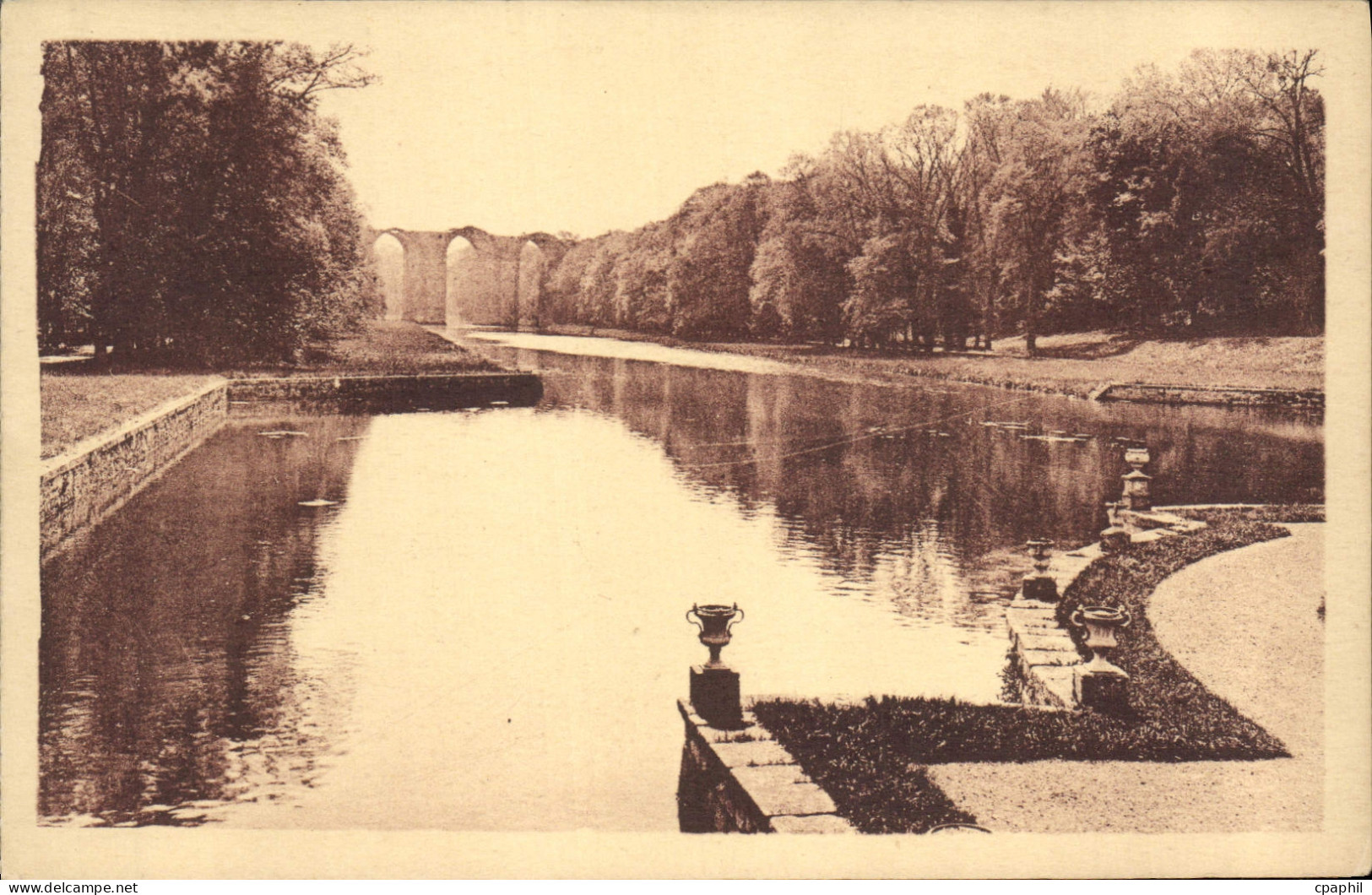 CPA Maintenon Chateau de Maintenon la piece d'eau et L'Aqueduc