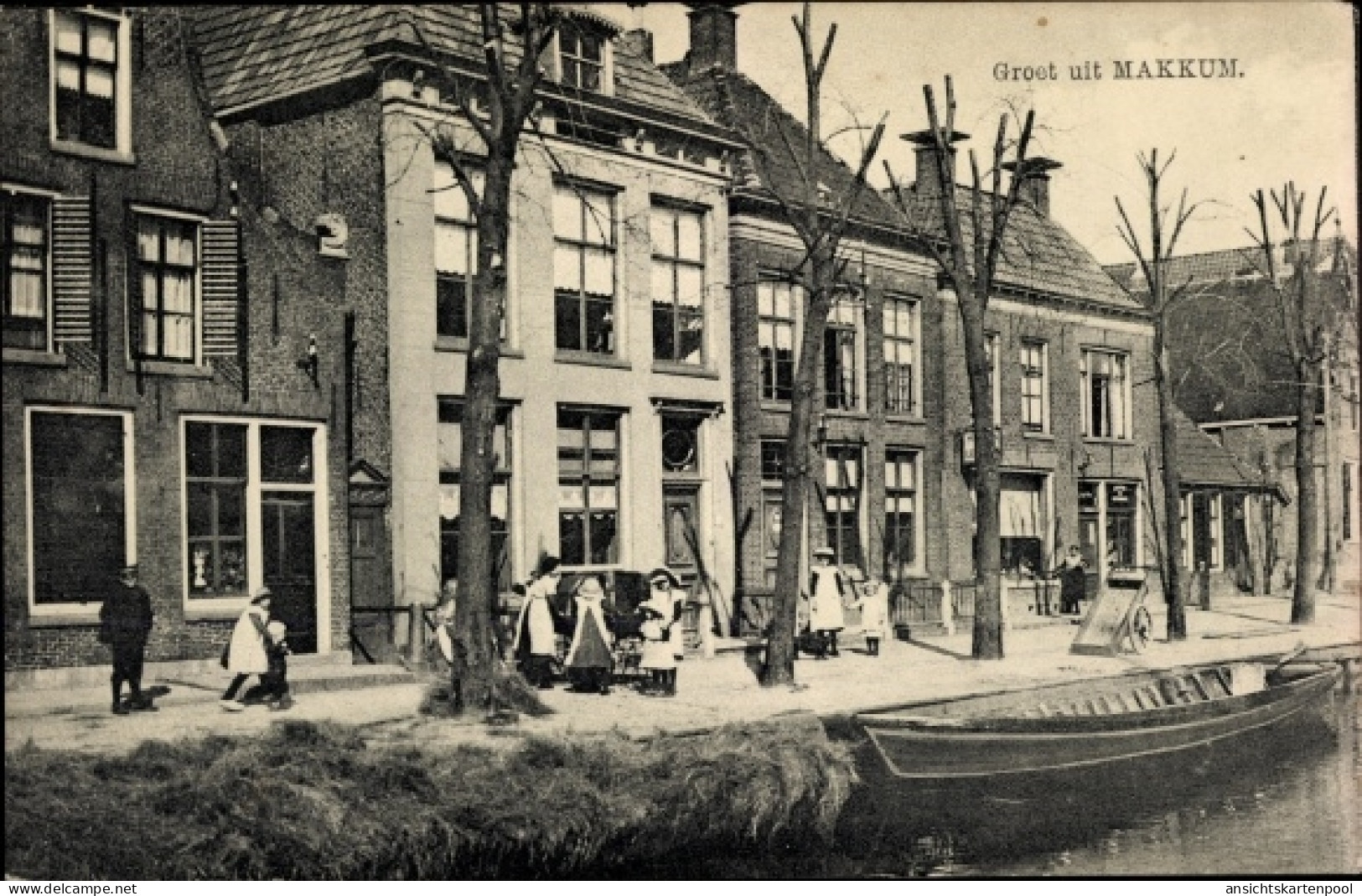 CPA Makkum Friesland, Groet uit Makkum, Ortspartie am Kanal, Boot, Passanten