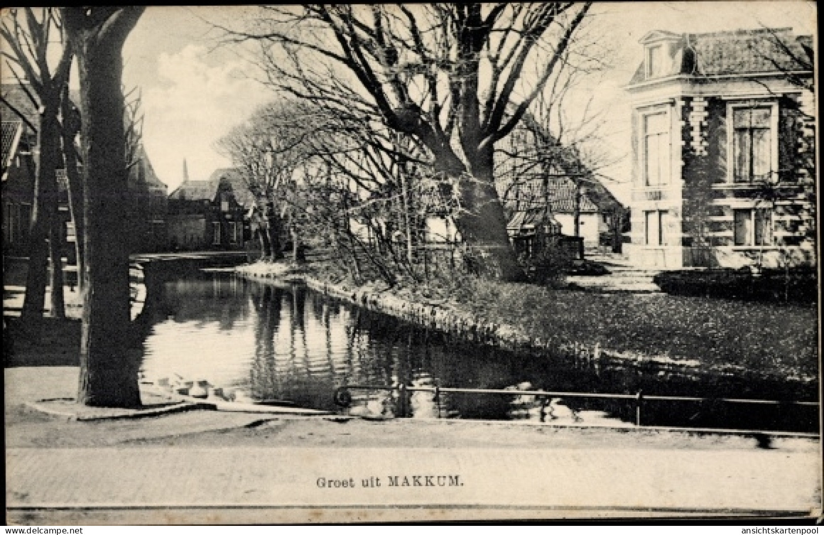 CPA Makkum Friesland Niederlande, Flusspartie, Villa