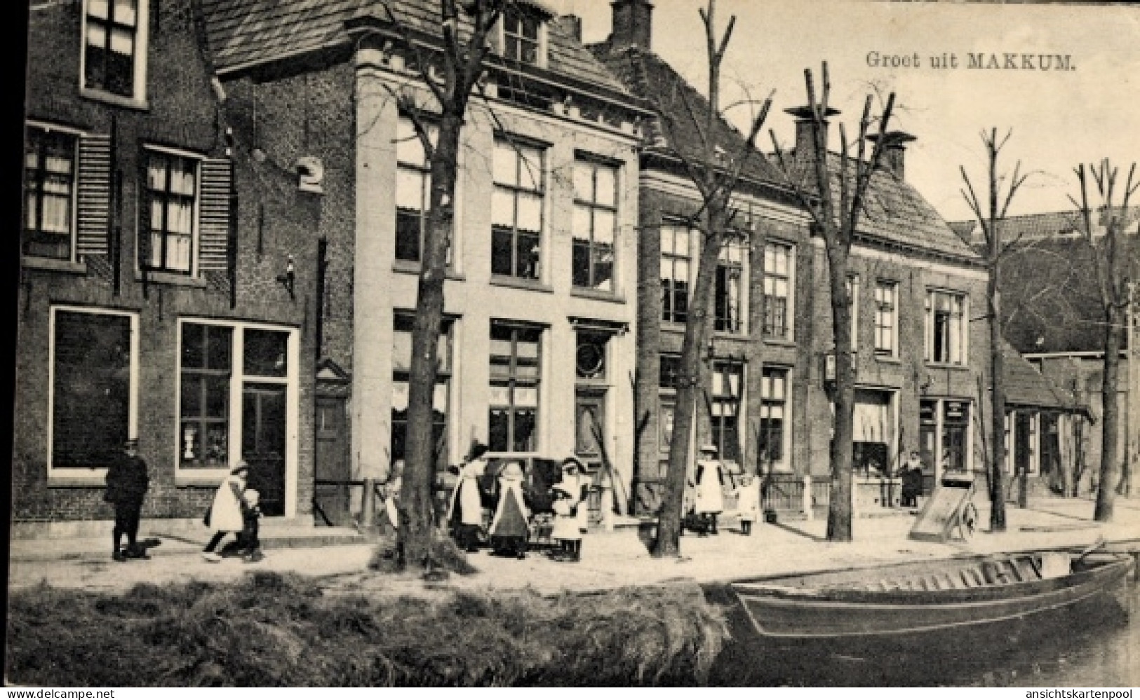 CPA Makkum Friesland, Ortspartie am Kanal, Boot, Passanten