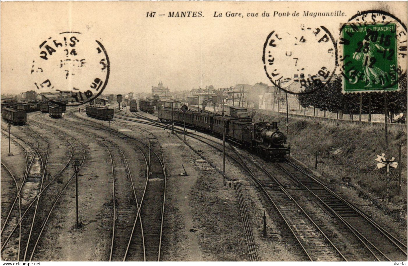 CPA MANTES - La Gare vue du Pont de Magnanville (359573)