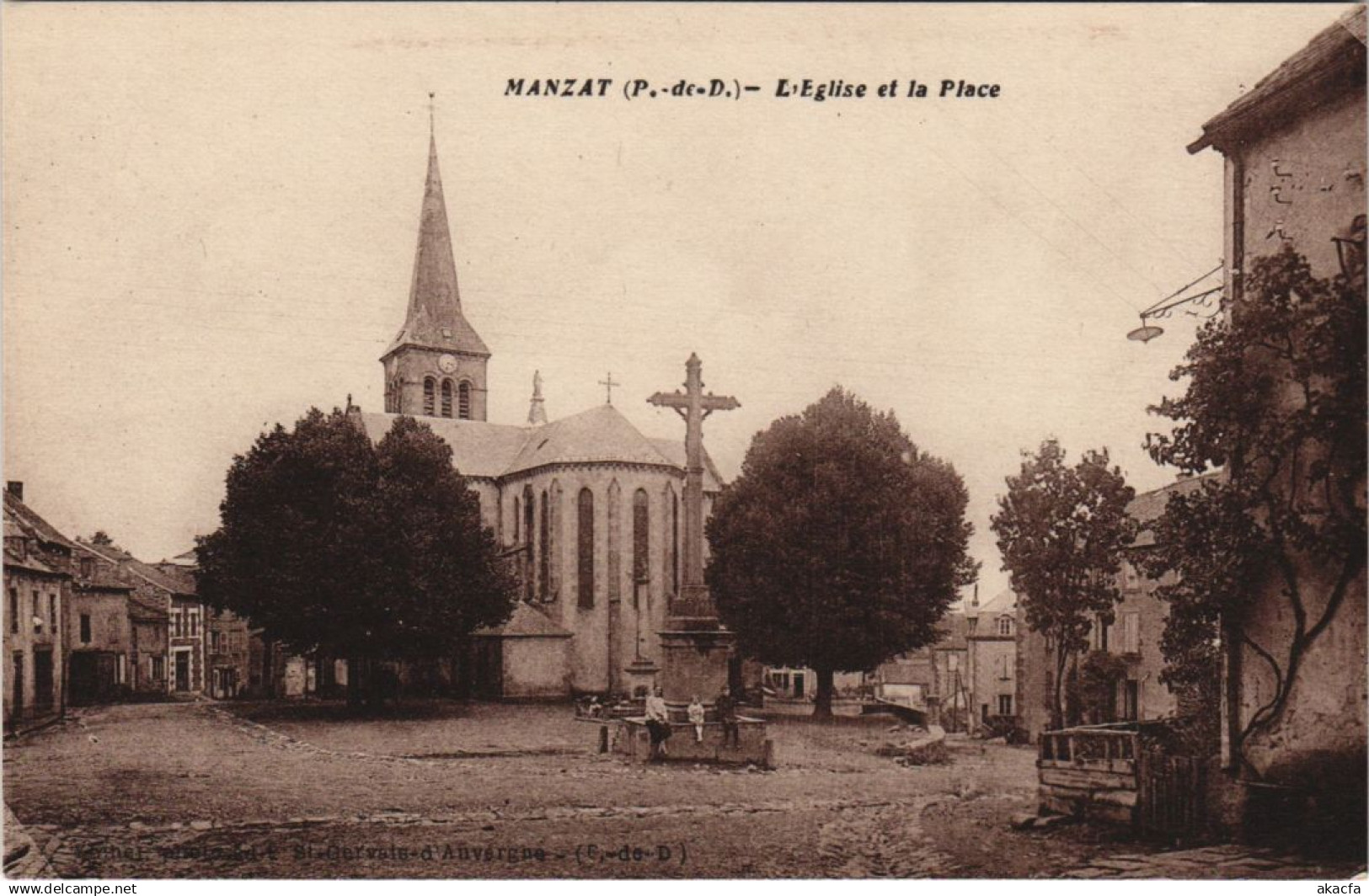 CPA MANZAT L'Eglise et la Place (1254131)