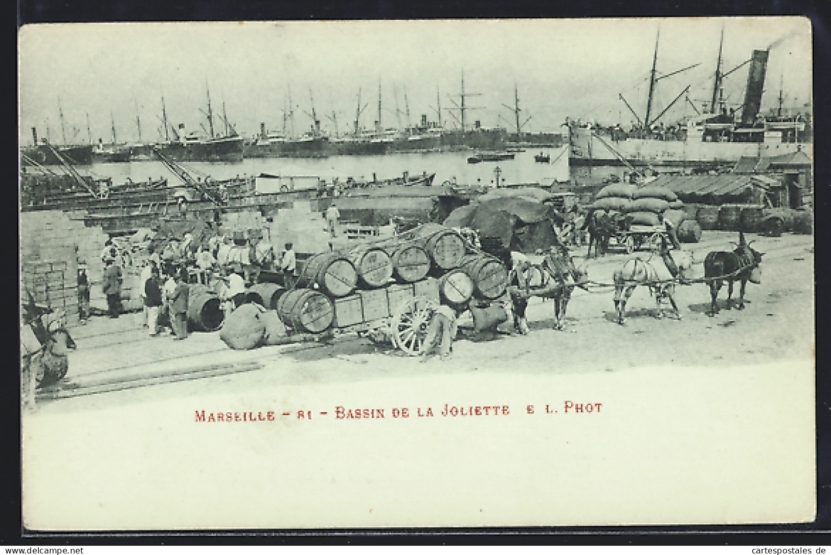 CPA Marseille, Bassin de la Joliette avec chargement de marchandises et navires en arrière-plan