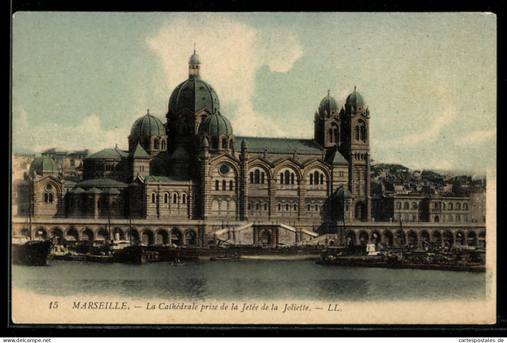 CPA Marseille, La Cathédrale prise de la Jetée de la Joliette