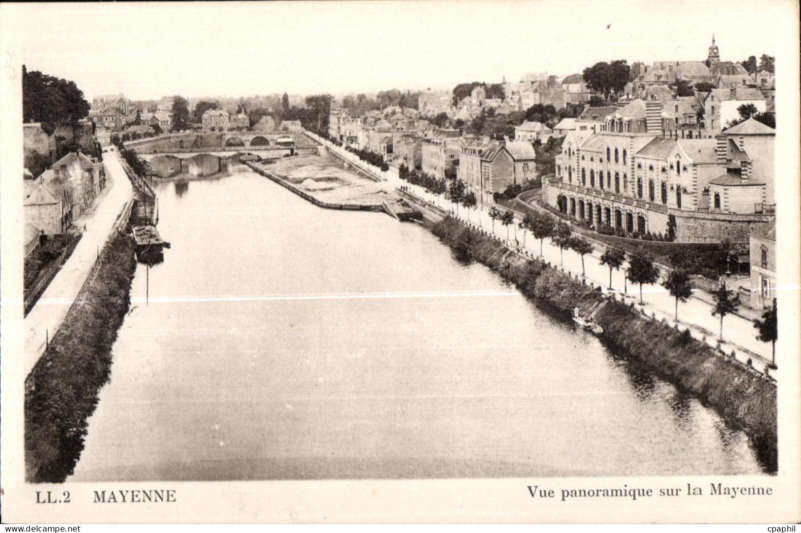 CPA Mayenne vue panoramique sur la mayenne