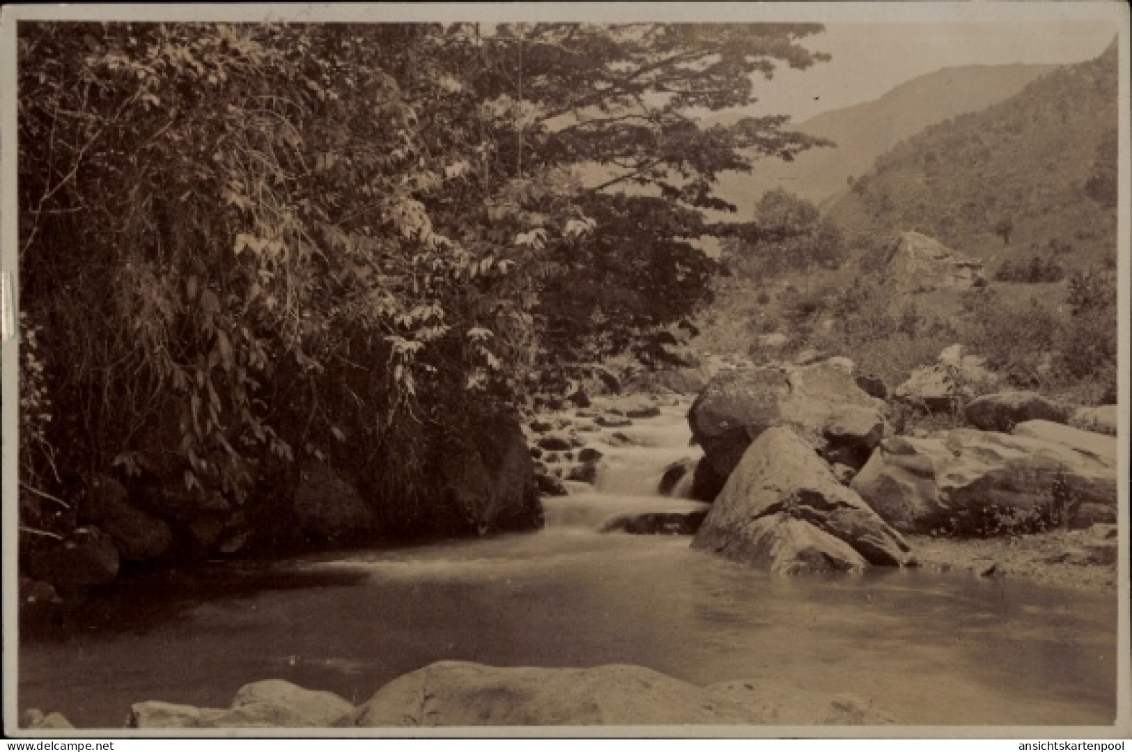CPA Medellín Kolumbien, Flusslandschaft, Felsen, Bäume, Berglandschaft, sepia