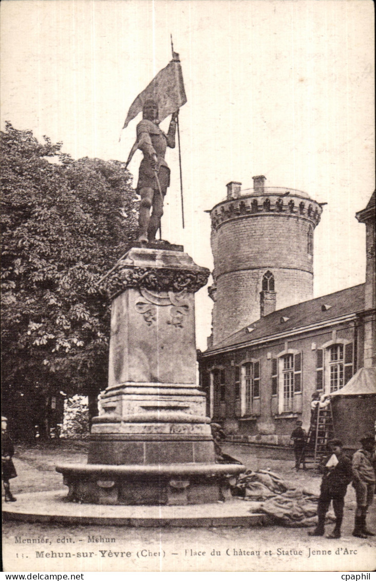 CPA Mehun sur Yevre (Cher) Place de Chateau et Statue Jenne d Are