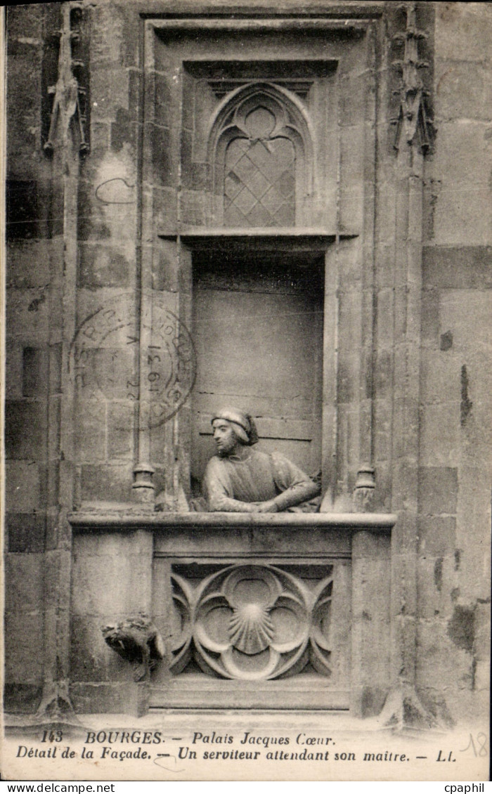CPA Mehun sur Yevre Palais Jacques Coeur detail de la facade un serviteur attendant son maitre