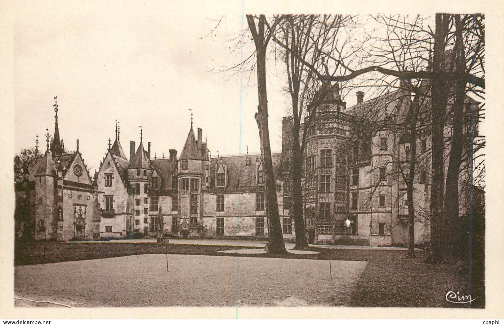 CPA Meillant (Cher) Monum hist Cour d'honneur et Chapelle