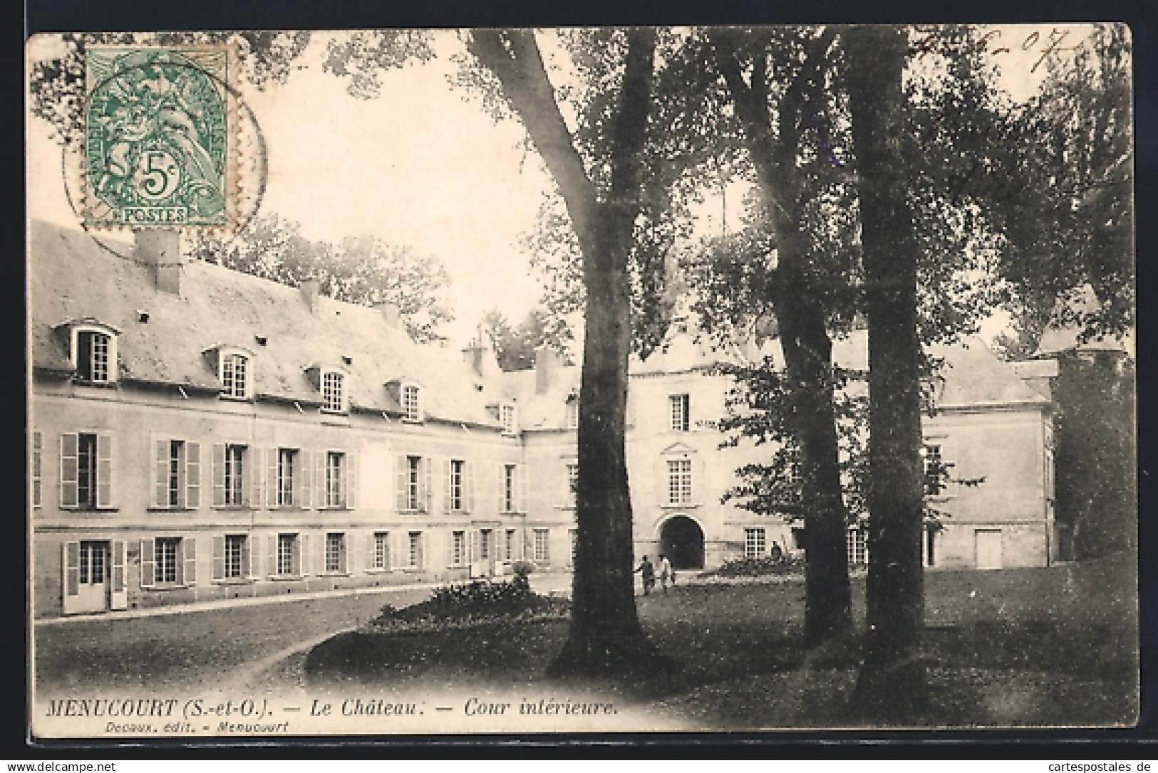 CPA Menucourt, Le Château, Cour intérieure