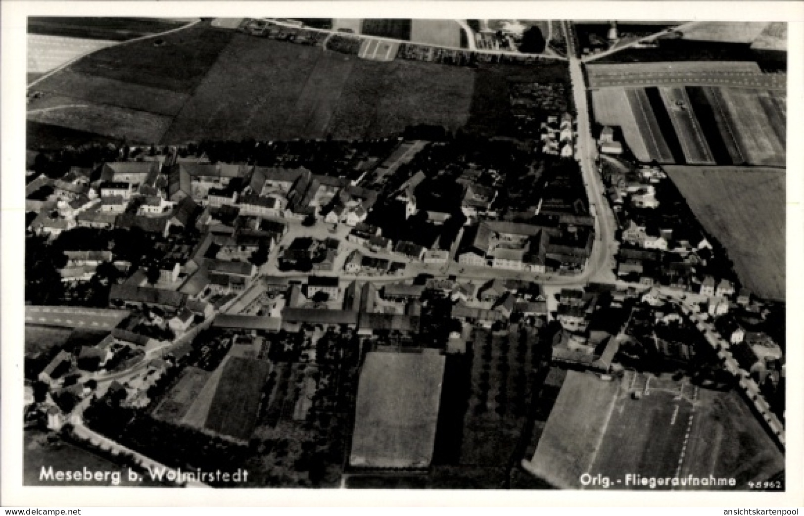 CPA Meseberg bei Wolmirstedt, Luftaufnahme von Meseberg, Felder, Straßen, Häuser