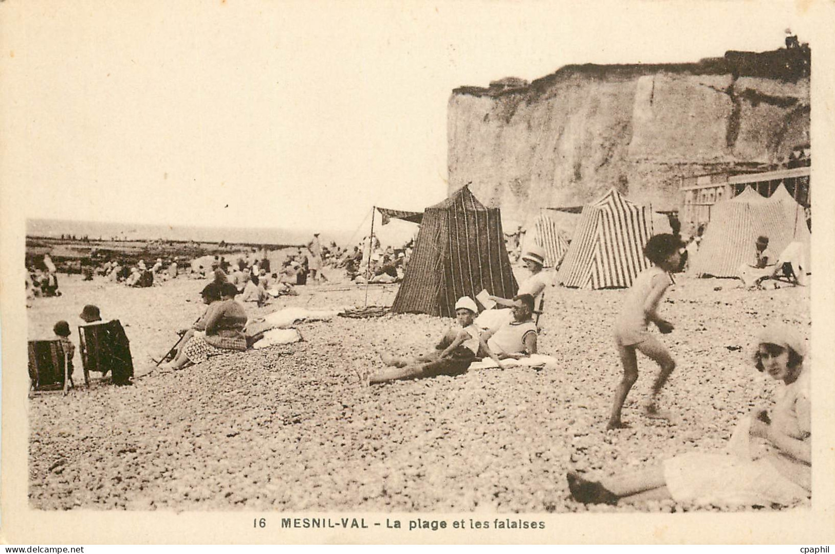 CPA Mesnil-Val  -  La Plage et les Falaises