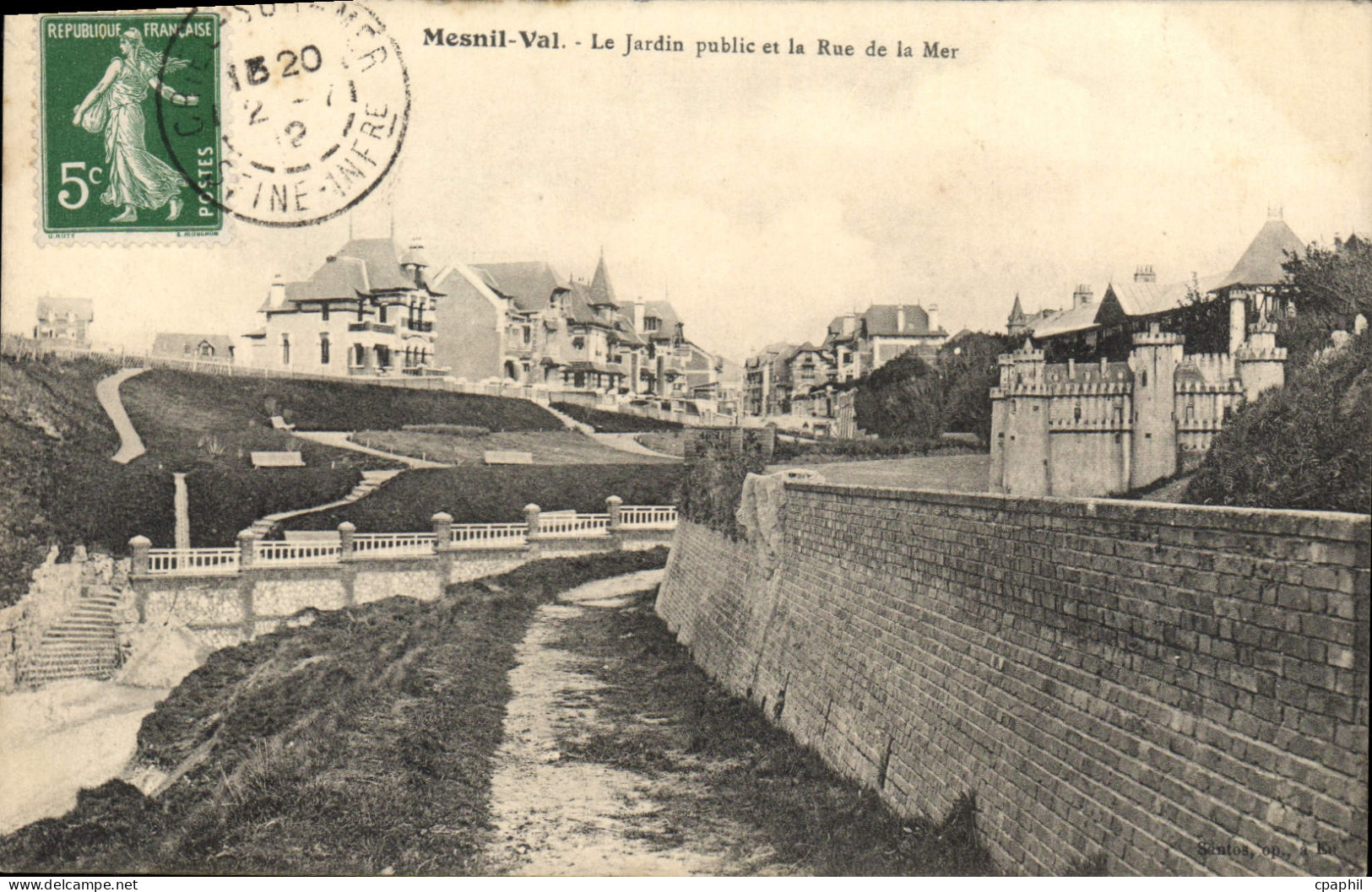 CPA Mesnil Val Le Jardin Public Et La Rue De La Mer