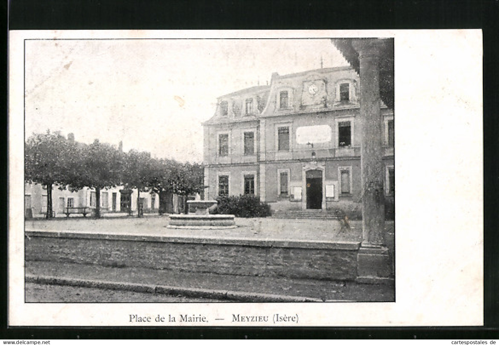 CPA Meyzieu, Place de la Mairie