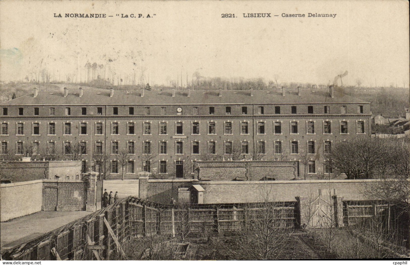 CPA Militaria Lisieux Caserne Delaunay