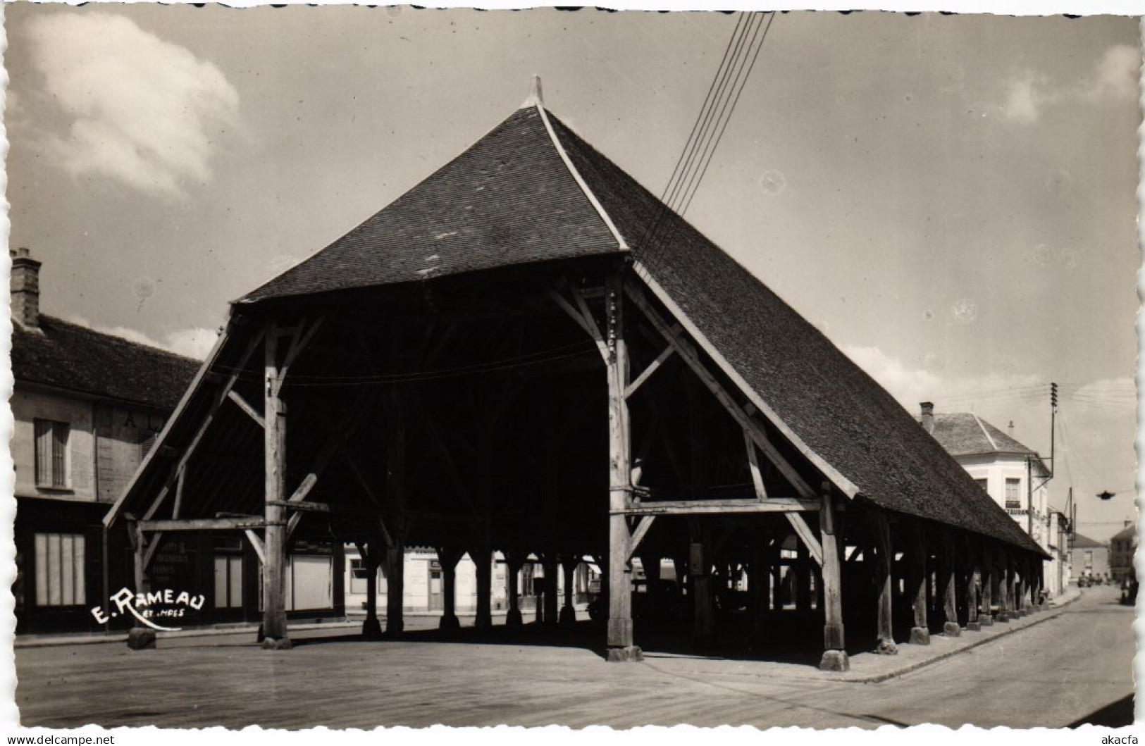 CPA MILLY-la-FORET Les Halles (1354999)
