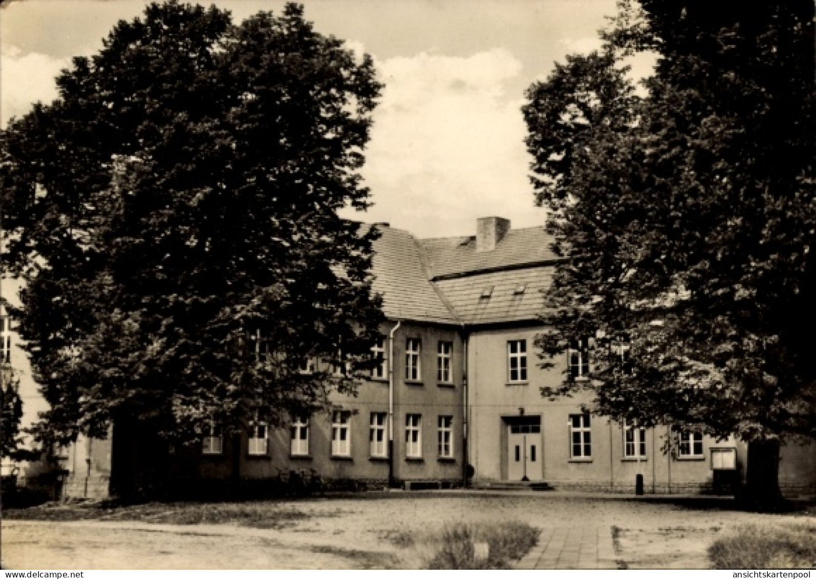 CPA Milow im Havelland, Polytechnische Oberschule, Milow, Bäume, Schulgebäude