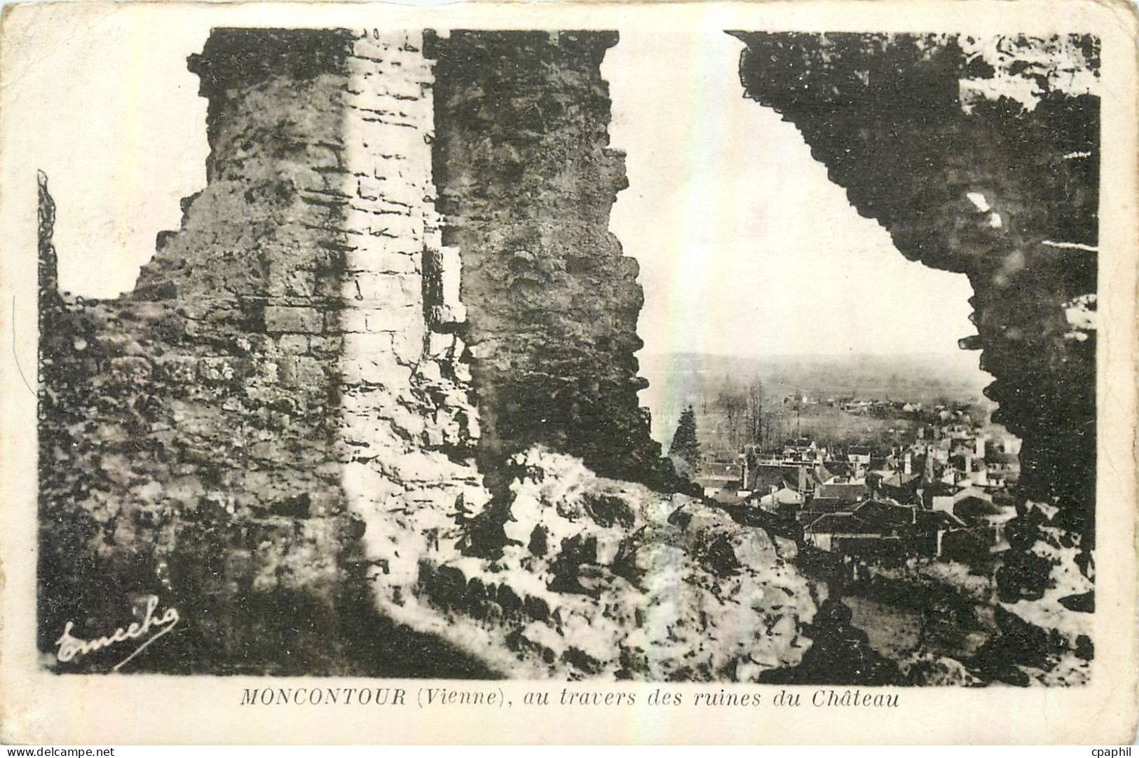 CPA Moncontour Vienne au Travers des ruines du Chateau