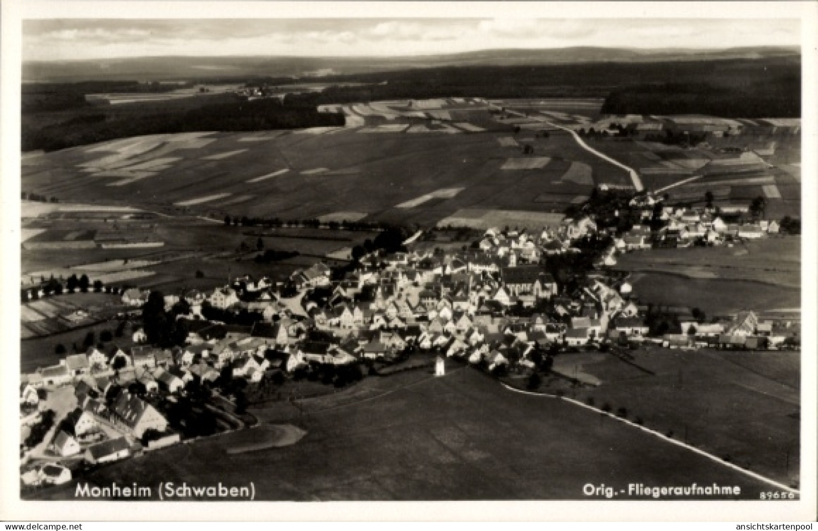 CPA Monheim in Schwaben, Luftaufnahme von Monheim, Schwaben, Felder, Häuser, Schwarz-Weiß