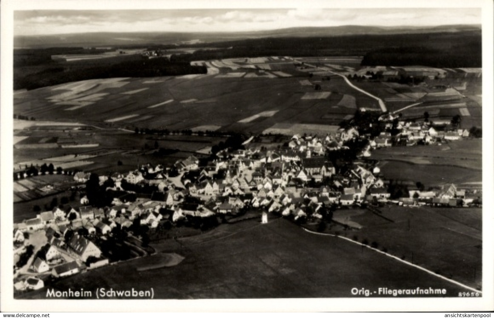 CPA Monheim in Schwaben, Luftaufnahme von Monheim, Schwaben, Felder, Häuser, Schwarz-Weiß