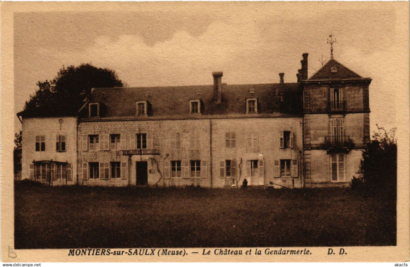 CPA MONTIERS-sur-SAULX - Le Chateau et la Gendarmerie (631208)