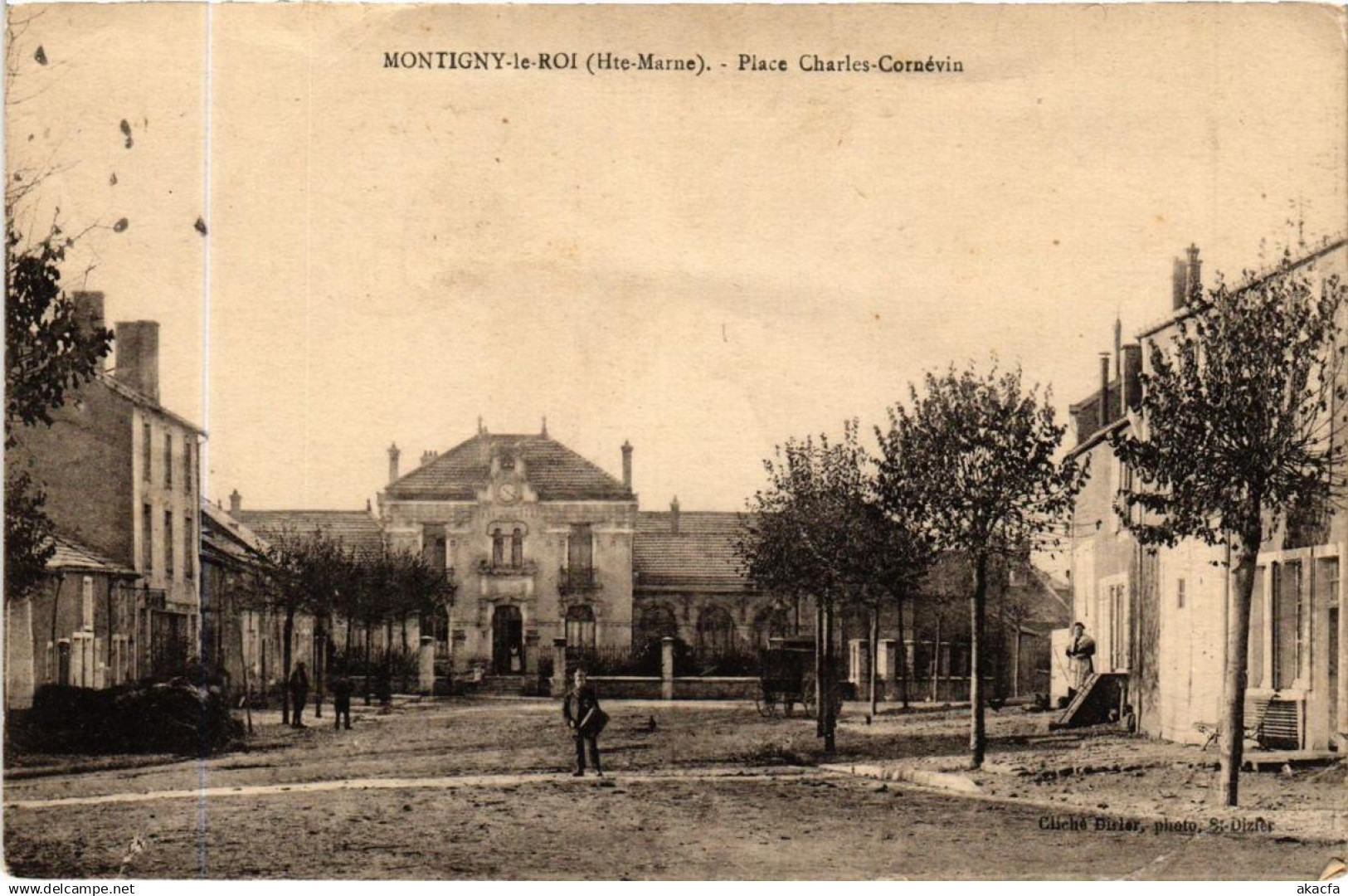 CPA MONTIGNY-le-ROI Place Charles-Cornevin (616709)