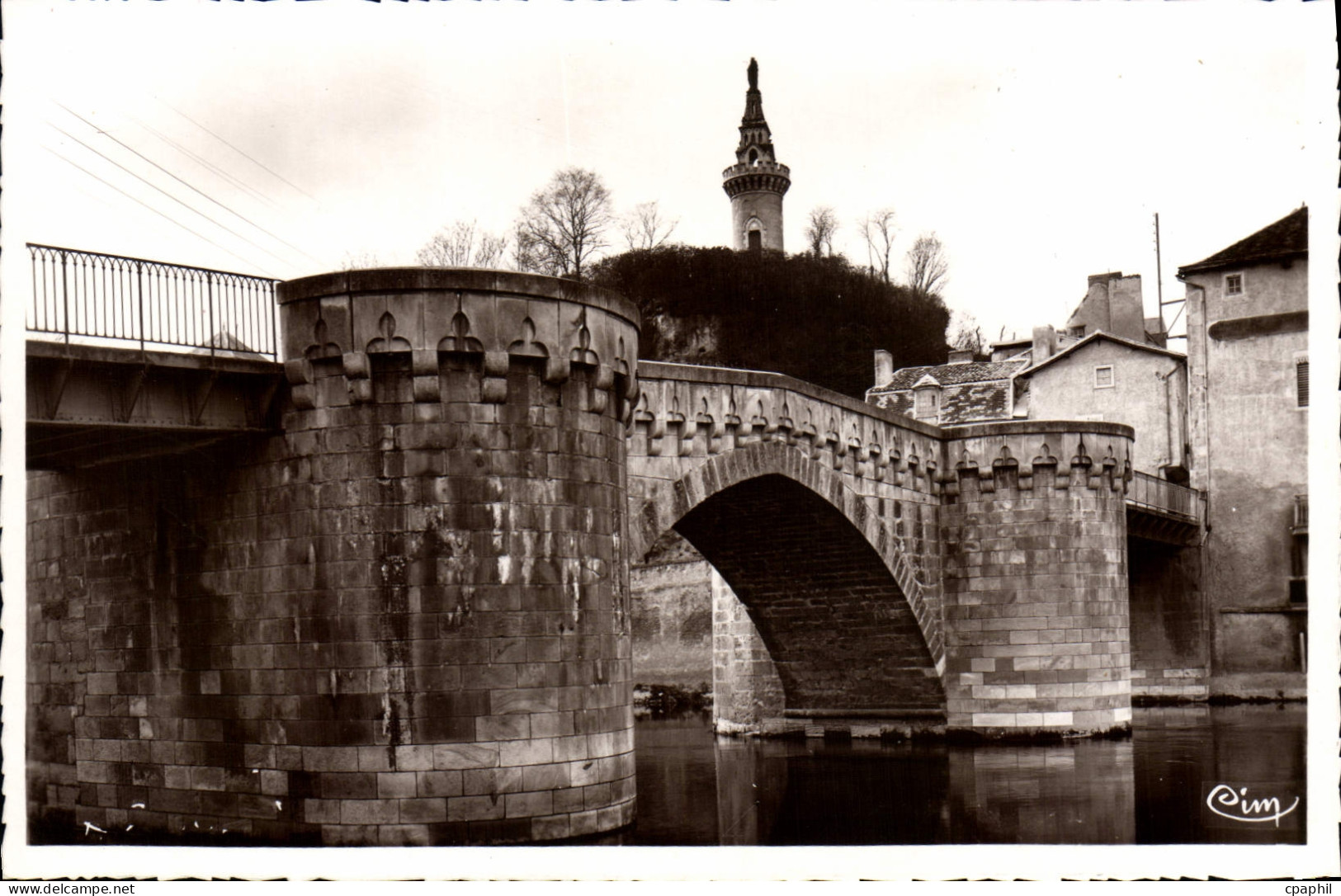 CPA Montmorillon La Vierge Du Chateau Et Le Vieux Pont