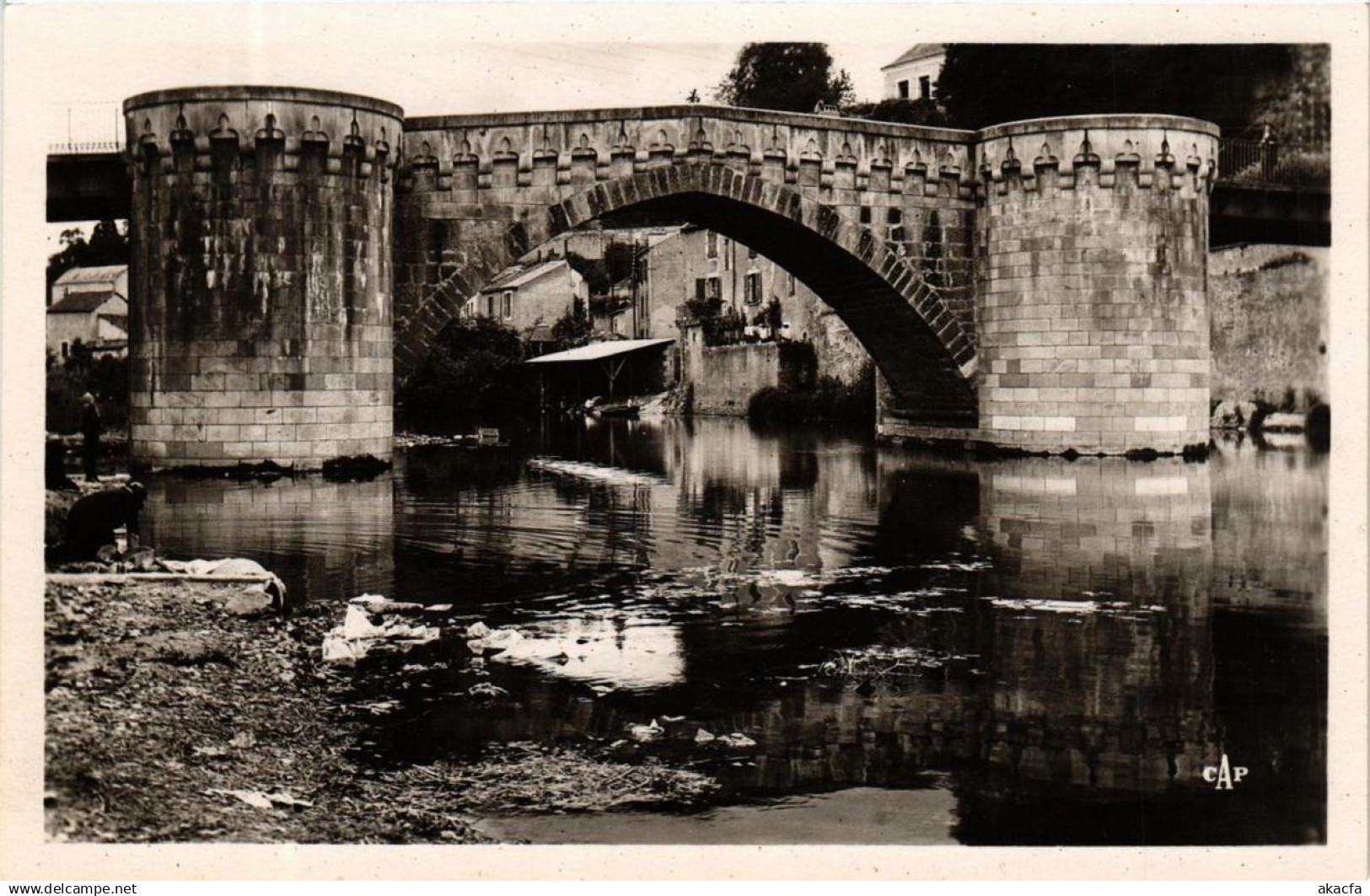 CPA MONTMORILLON Le vieux Pont (613233)