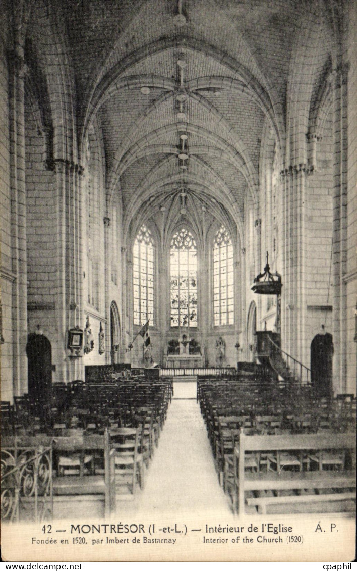 CPA Montresor Interieur de I Eglise