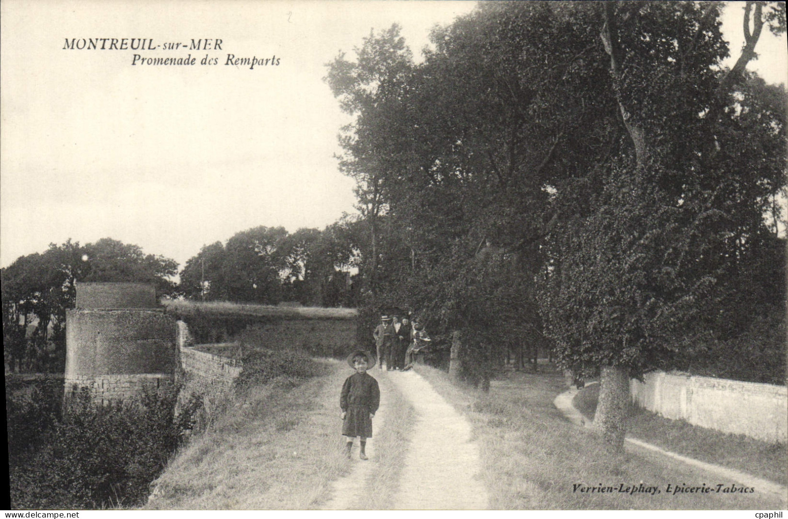 CPA Montreuil Sur Mer Promenade Des Remparts