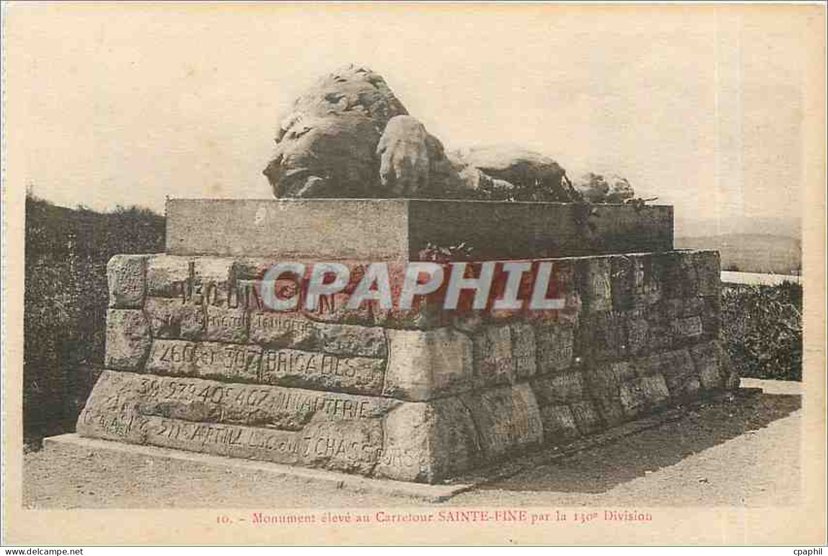 CPA Monument eleve au Carrefour Sainte Fine Fleury devant Douaumont