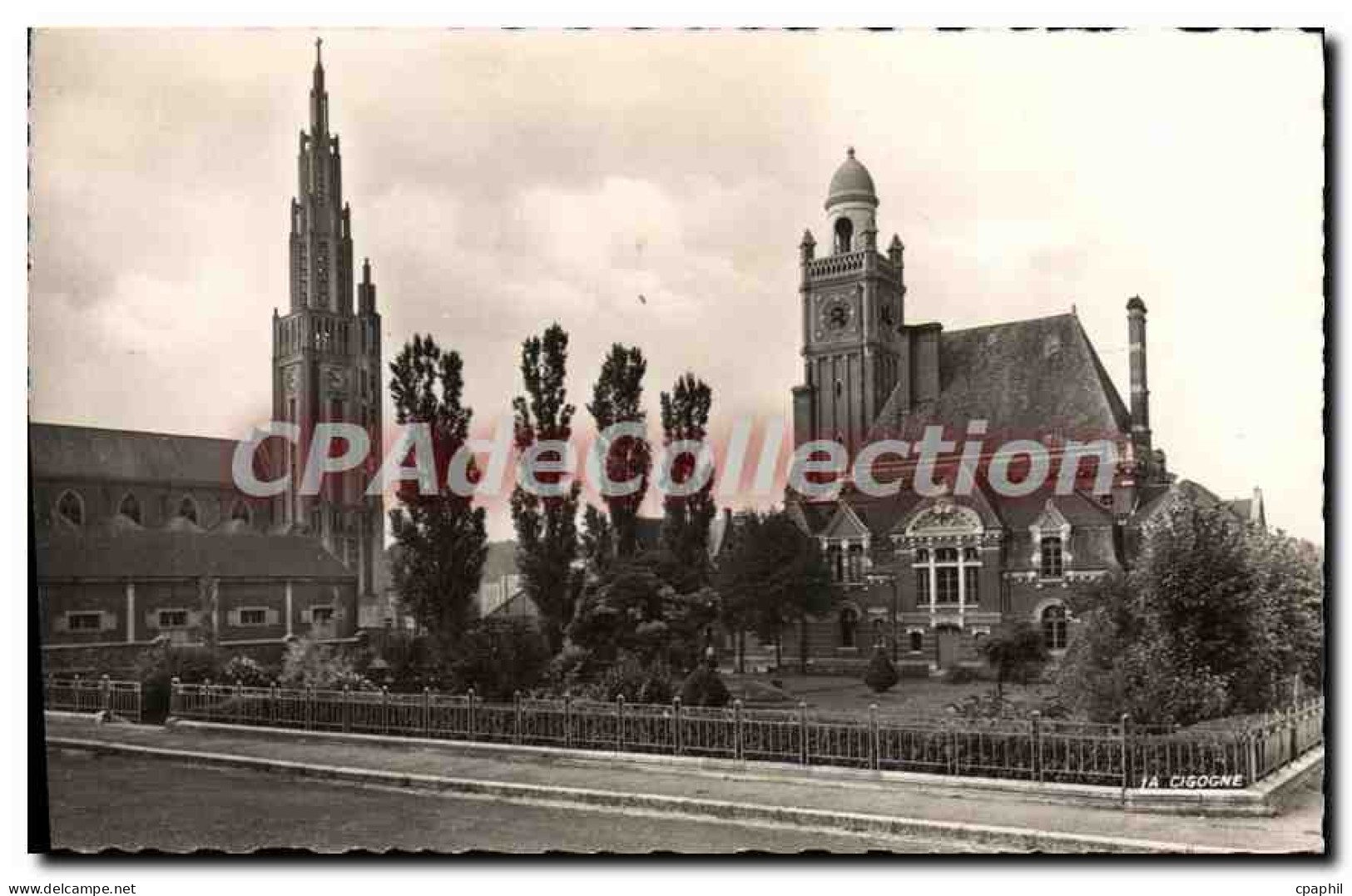 CPA Moreuil Le Jardin De I'Hotel De Ville Et I'Eglise