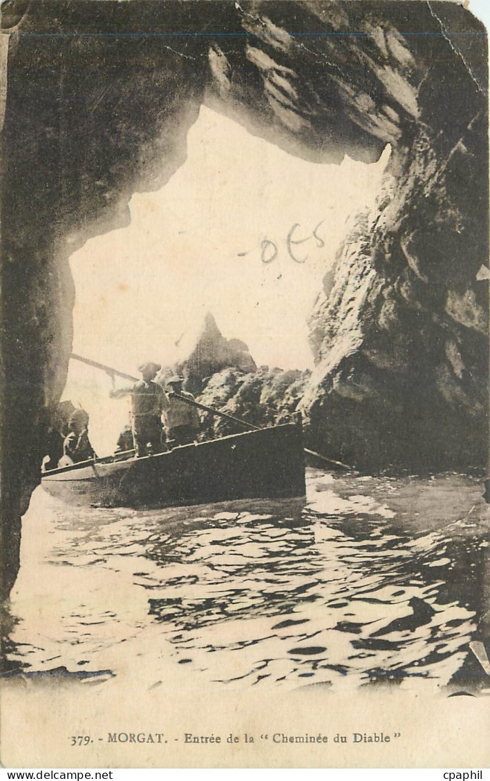 CPA Morgat Entree de la Cheminee du Diable Bateau
