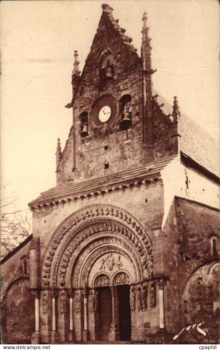 CPA Morlaas Pres Pau Ancienne Capitale en Bearn L'Eglise Portail Style romano Byzantin