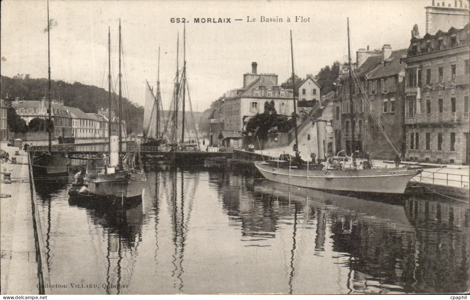 CPA Morlaix Le Bassin a Flot Bateaux