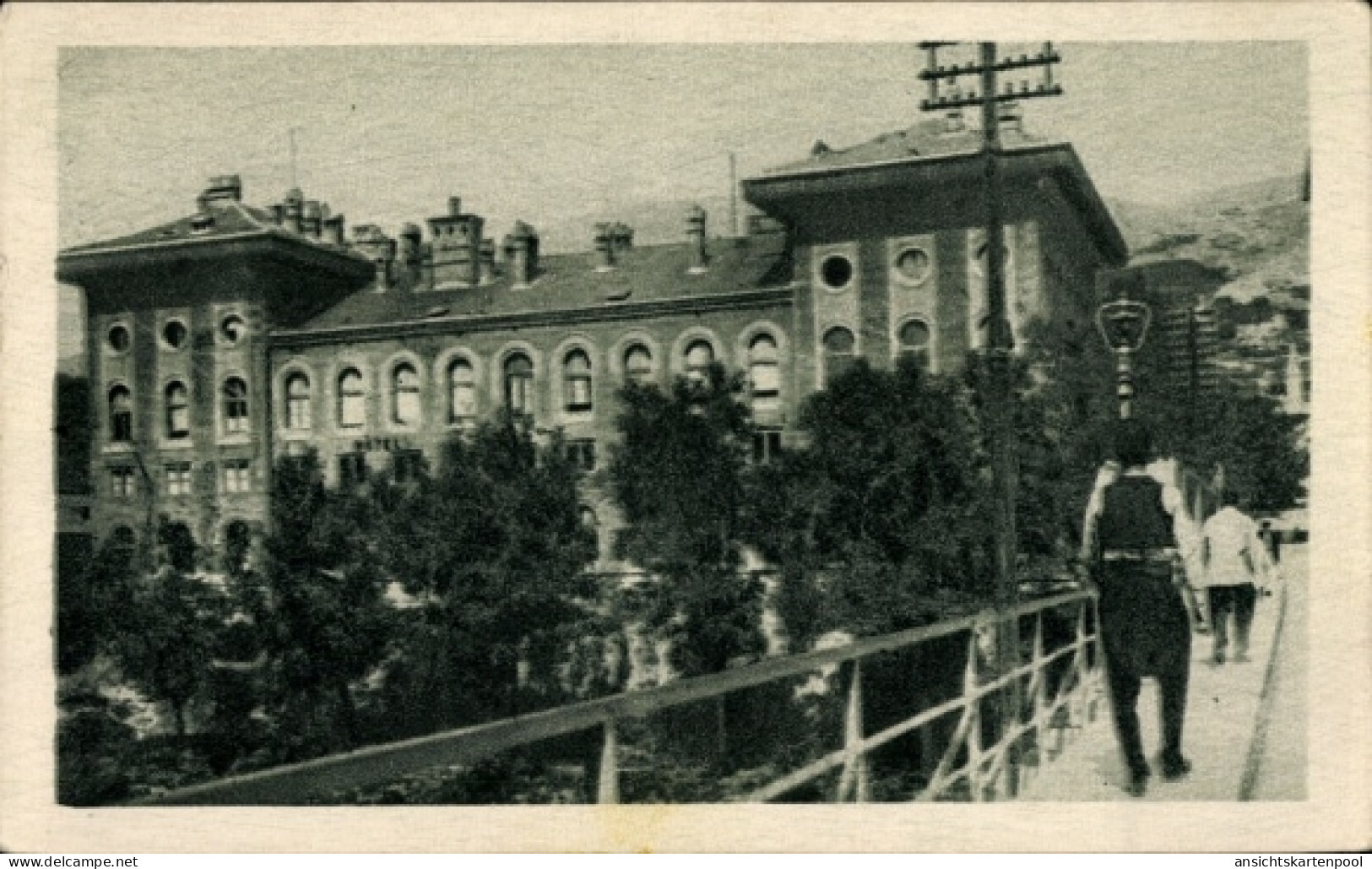CPA Mostar Bosnien Herzegowina, Hotelgebäude, Brücke, Spaziergänger