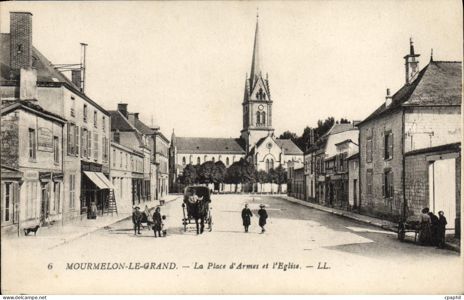 CPA Mourmelon Le Grand La Place D'Armes Et I'Eglise